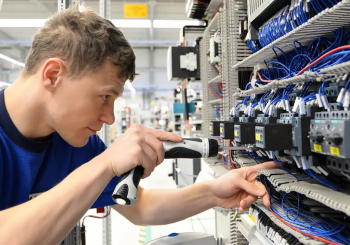 medewerker aan het werk. Voorziet labels van de letatwin printer van max europe